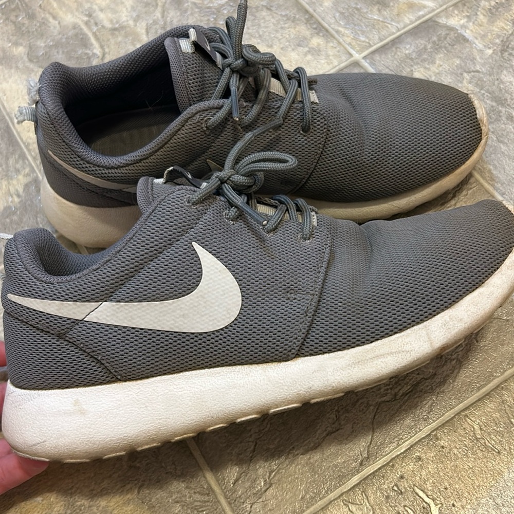 Women’s grays Nike Roshe One’s size 8